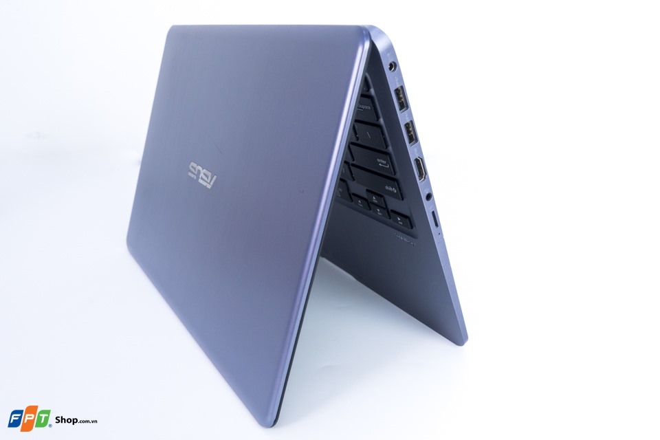Cạnh phải nơi chưa các kết nối trên Vivobook E406 Cạnh phải nơi chưa các kết nối trên Vivobook E406