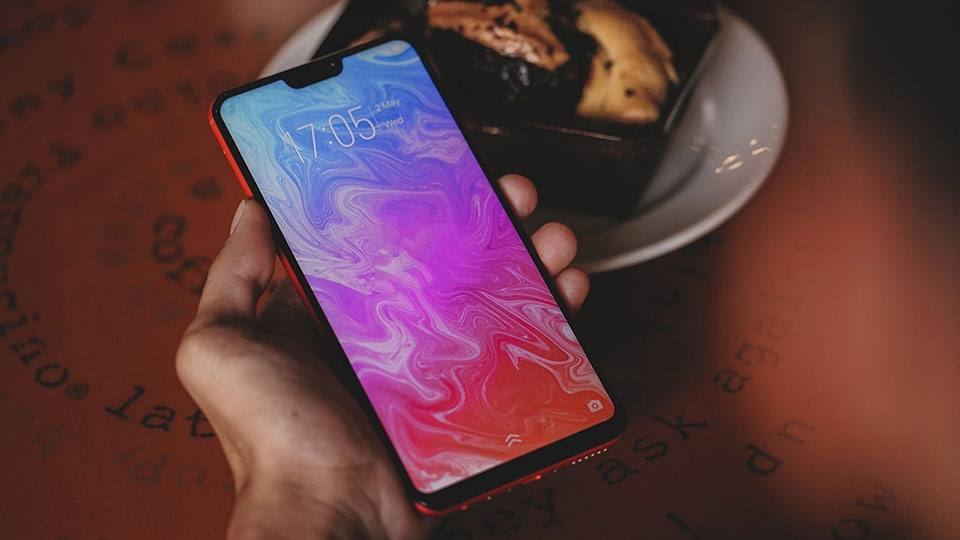 Trên tay Vivo V9 Velvet Red