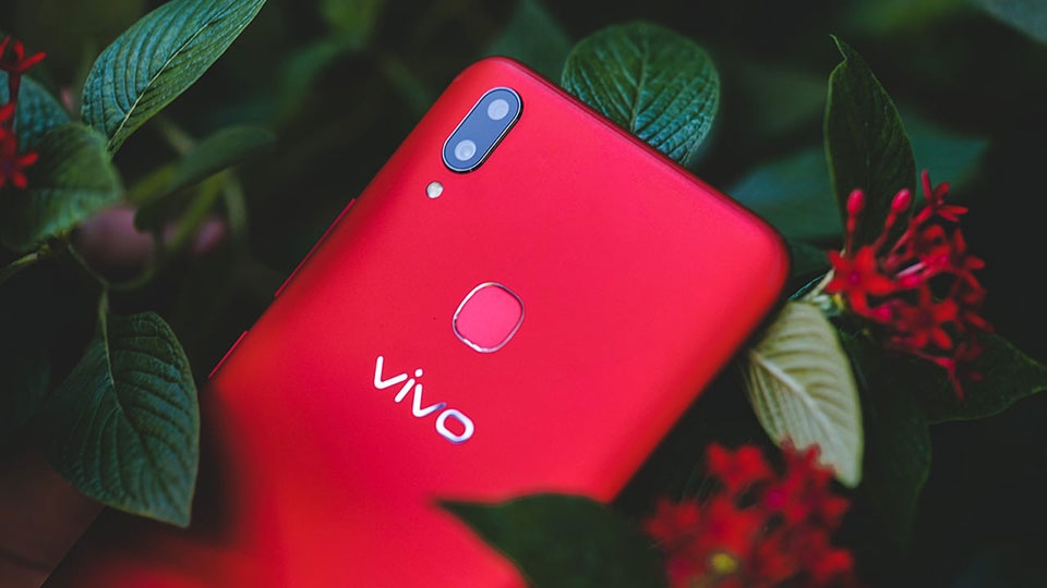 Trên tay Vivo V9 Velvet Red