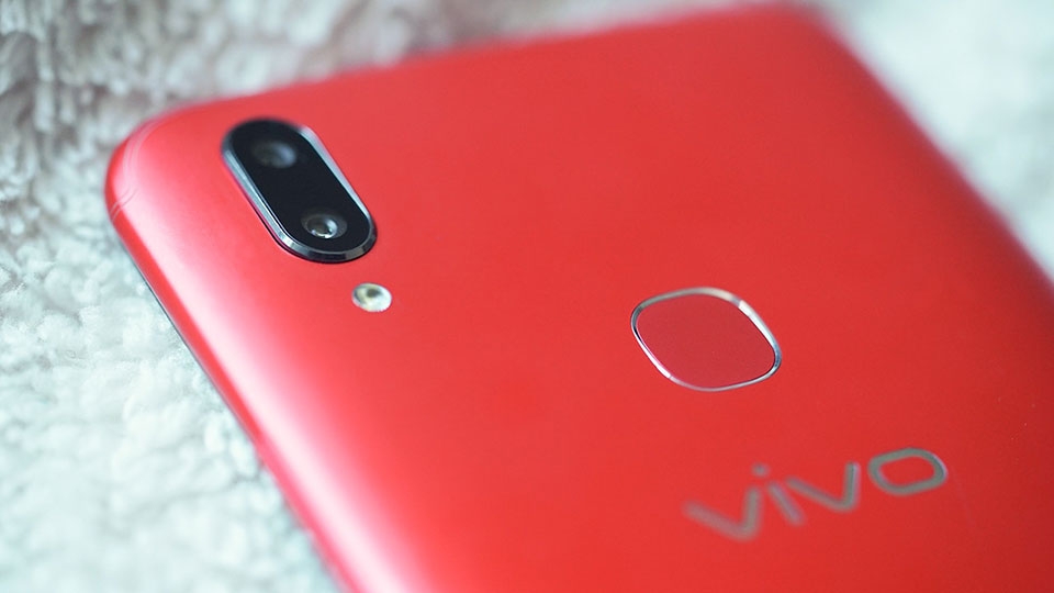 Trên tay Vivo V9 Velvet Red