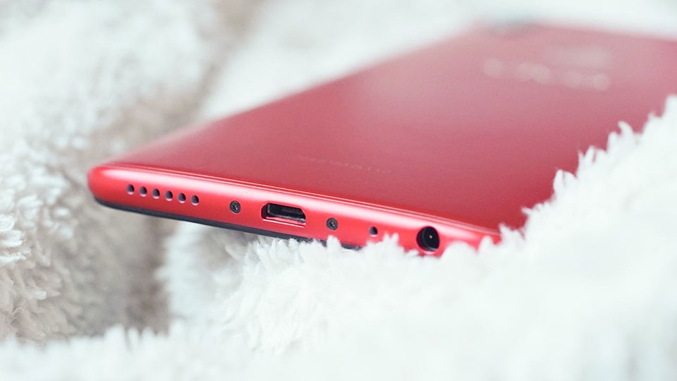Trên tay Vivo V9 Velvet Red