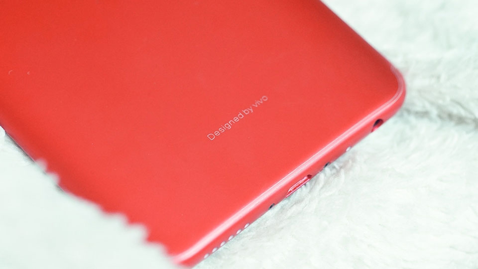 Trên tay Vivo V9 Velvet Red
