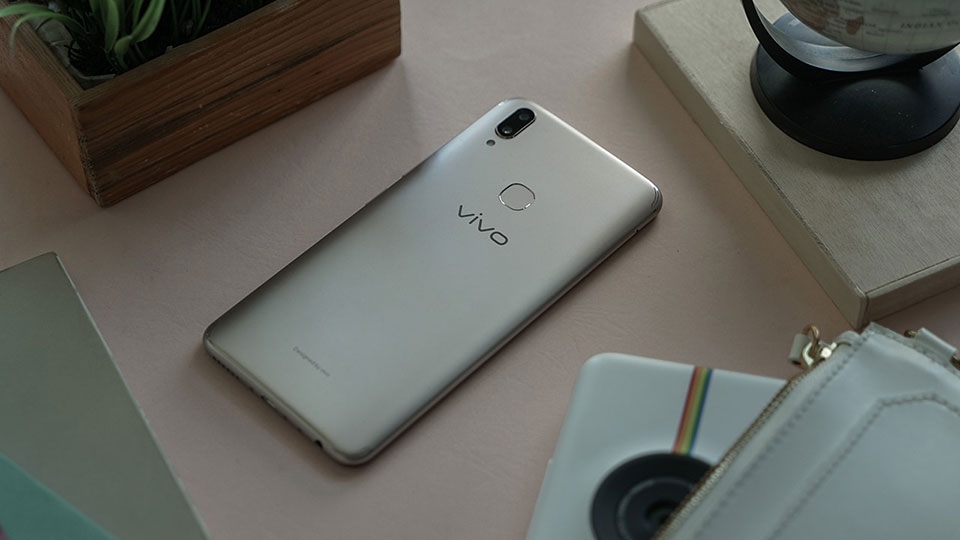 Trên tay Vivo V9 Velvet Red