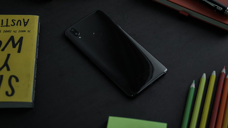 Trên tay Vivo V9 Velvet Red