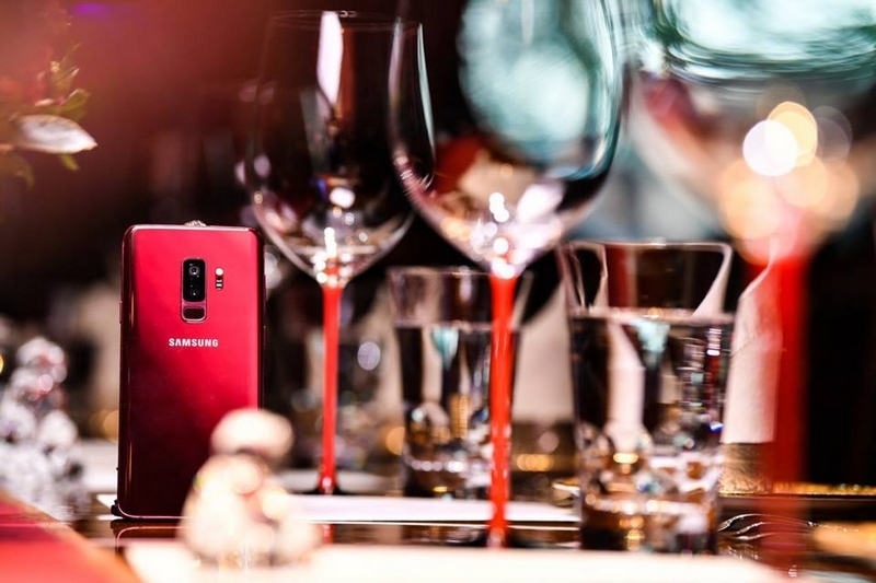 Bộ đôi Galaxy S9 & S9 Plus đỏ rượu vang tiếp tục xuất hiện thực tế ngay trên bàn ăn cực kỳ “sang”