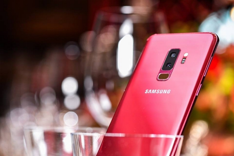Bộ đôi Galaxy S9 & S9 Plus đỏ rượu vang tiếp tục xuất hiện thực tế ngay trên bàn ăn cực kỳ “sang”