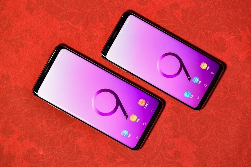 Bộ đôi Galaxy S9 & S9 Plus đỏ rượu vang tiếp tục xuất hiện thực tế ngay trên bàn ăn cực kỳ “sang”