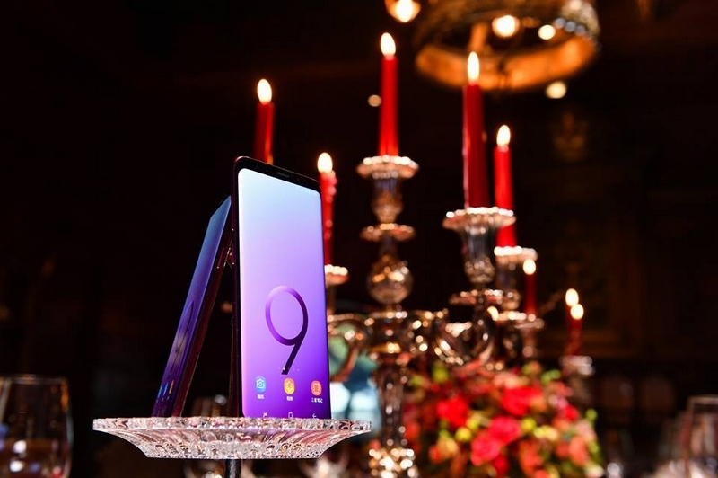 Bộ đôi Galaxy S9 & S9 Plus đỏ rượu vang tiếp tục xuất hiện thực tế ngay trên bàn ăn cực kỳ “sang”
