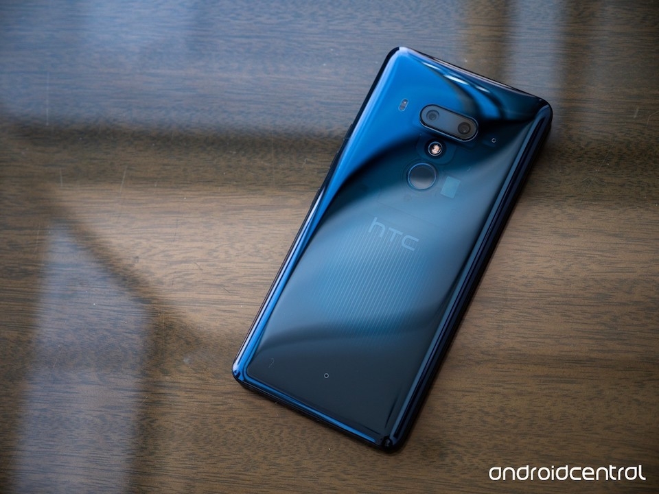 Đây là lý do HTC U12+ không được trang bị sạc không dây HTC U12+ không được trang bị tính năng sạc không dây dù có mặt lưng kính.