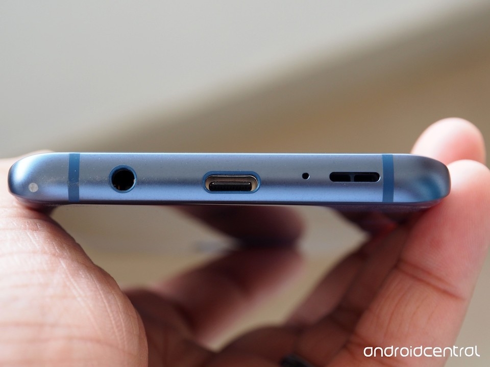 Đây là lý do HTC U12+ không được trang bị sạc không dây Dù vậy, HTC U12+ vẫn có công nghệ sạc nhanh có dây QuickCharge 4.0.