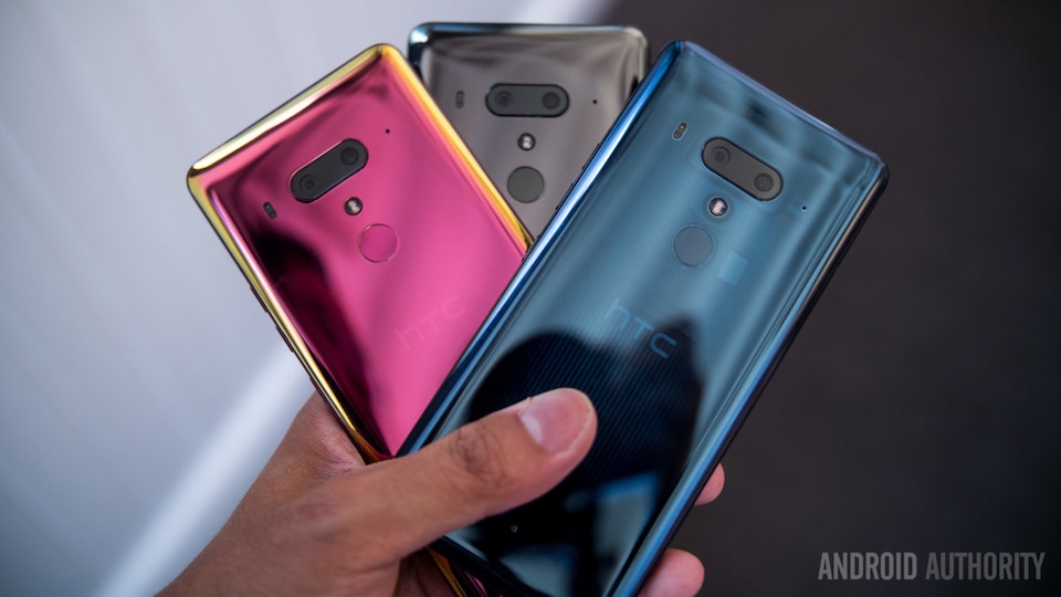 Liệu công nghệ sạc không dây có cần thiết trên smartphone? HTC U12+ và OnePlus 6 dù trang bị mặt lưng kính nhưng không có công nghệ sạc không dây.