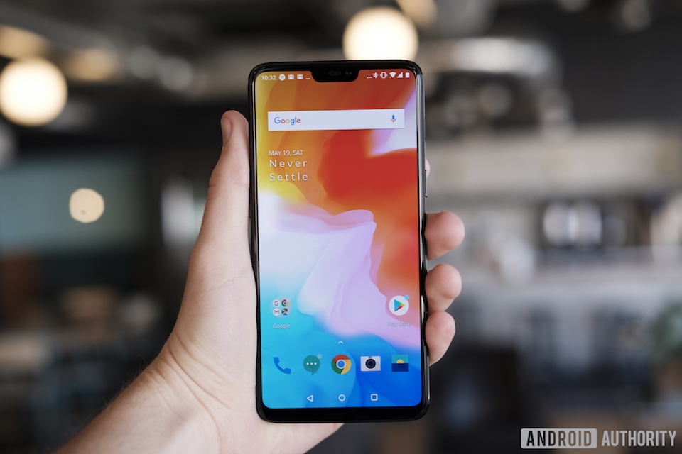 Mặt trước của Honor 10 và OnePlus 6 khá tương đồng với màn hình "tai thỏ" và phần Notch.