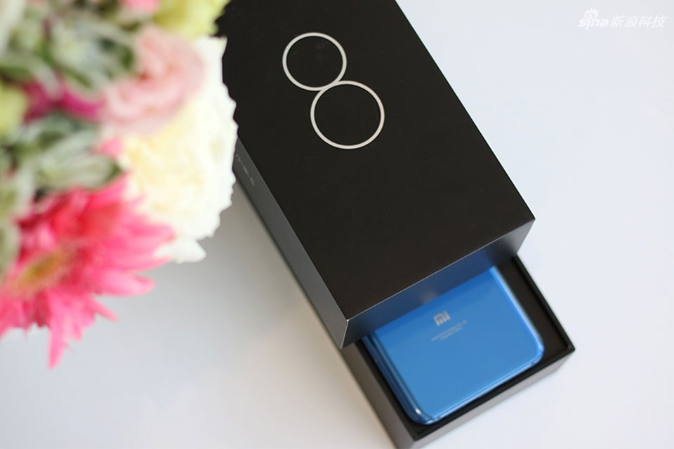 Trên tay Xiaomi Mi 8