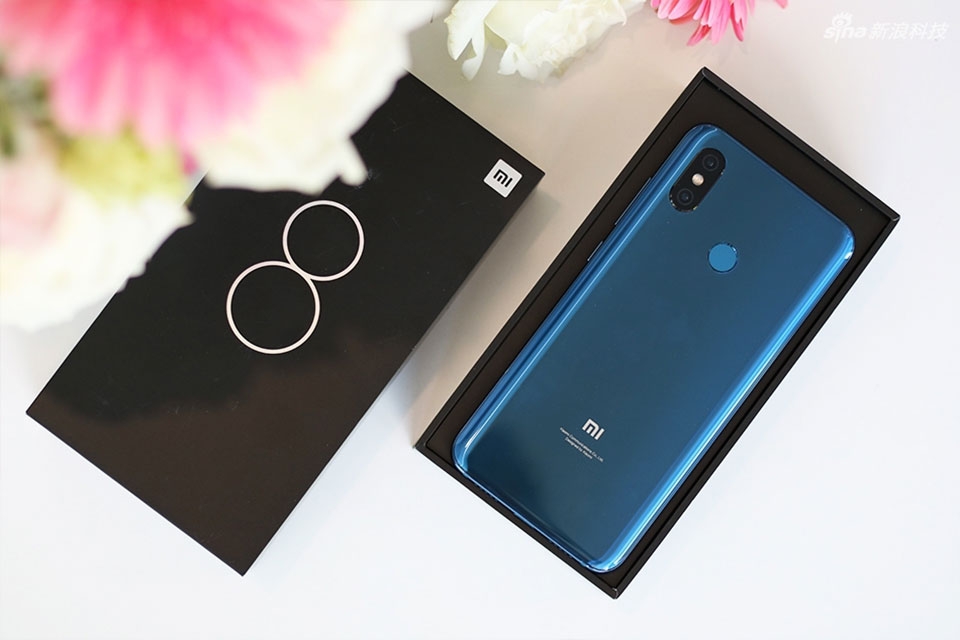 Trên tay Xiaomi Mi 8