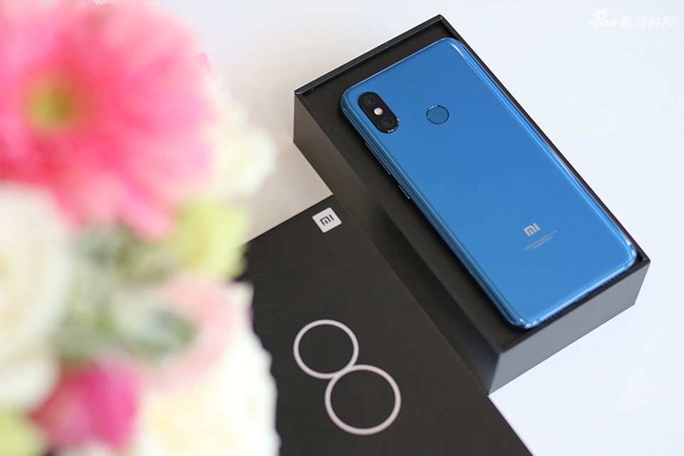 Trên tay Xiaomi Mi 8