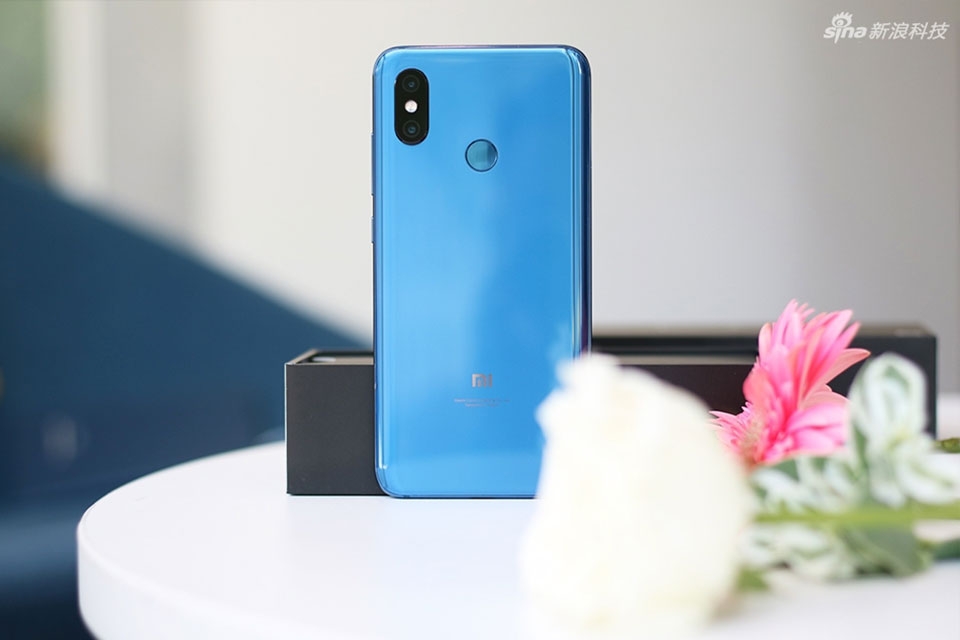 Trên tay Xiaomi Mi 8