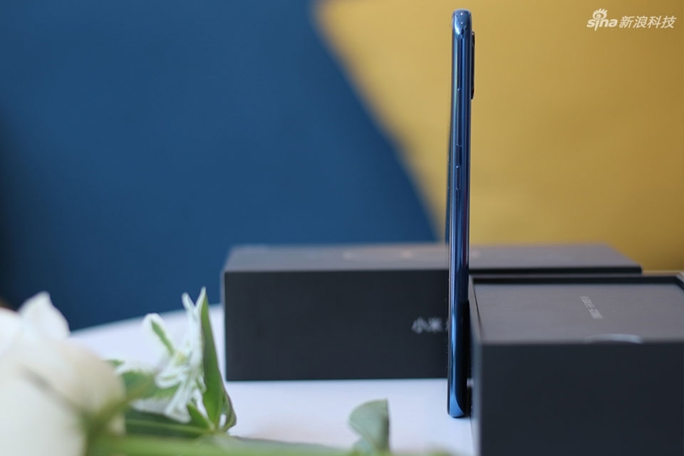 Trên tay Xiaomi Mi 8