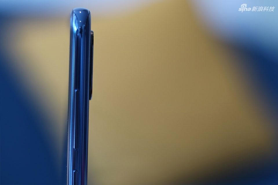Trên tay Xiaomi Mi 8