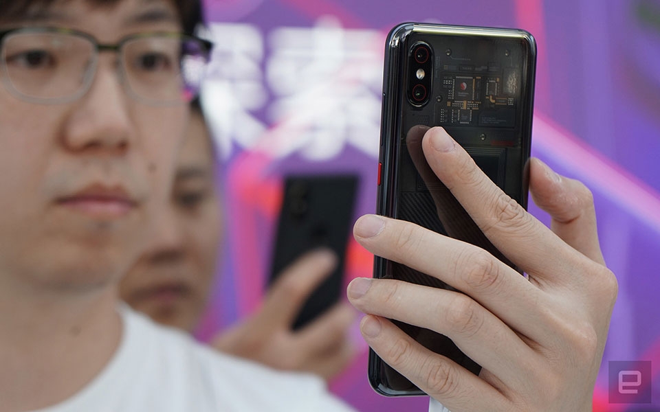 Trên tay Xiaomi Mi 8 Explorer Edition Trên tay Xiaomi Mi 8 Explorer Edition