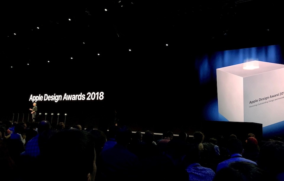 Những ứng dụng đạt giải thưởng Apple Design Award 2018 Giải thưởng của Apple Design Award 2018 là hộp kim loại chứa nhiều sản phẩm của Apple.