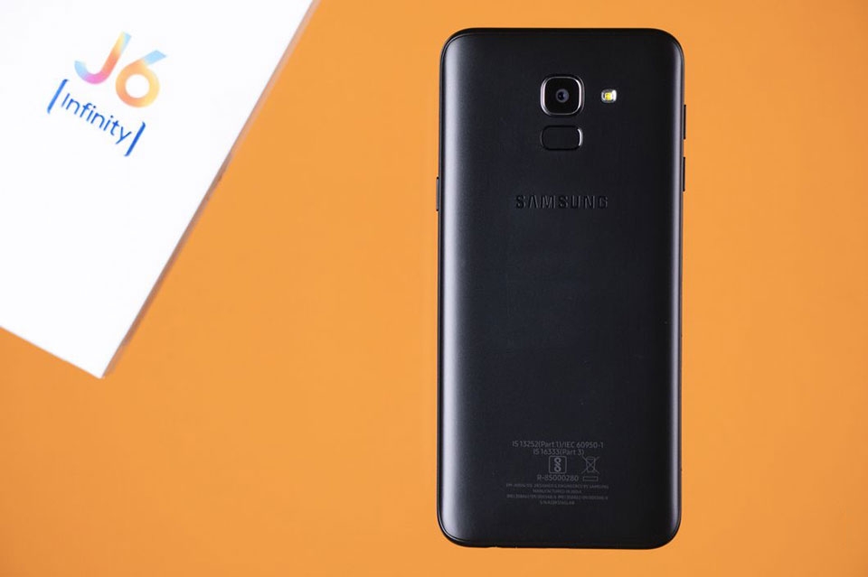 Mở hộp và trên tay Samsung Galaxy J6 2018 Mở hộp và trên tay Samsung Galaxy J6 2018