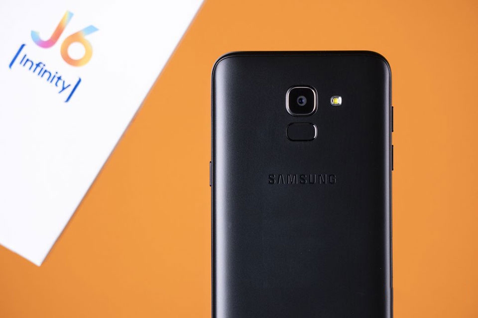 Mở hộp và trên tay Samsung Galaxy J6 2018 Mở hộp và trên tay Samsung Galaxy J6 2018