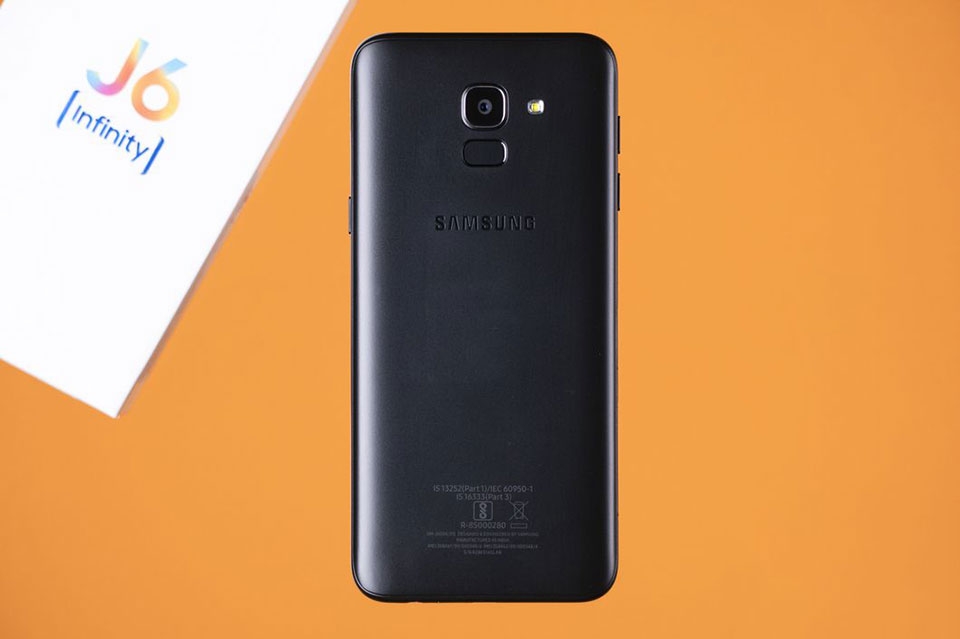 Mở hộp và trên tay Samsung Galaxy J6 2018 Mở hộp và trên tay Samsung Galaxy J6 2018
