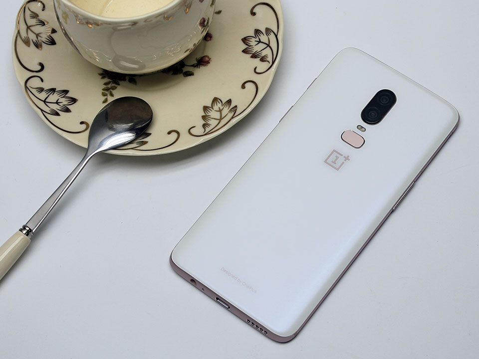 Trên tay OnePlus 6 Silk White