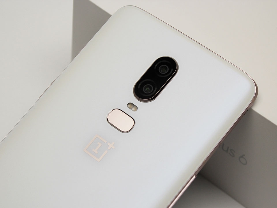 Trên tay OnePlus 6 Silk White