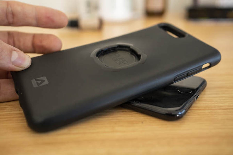 Cách vệ sinh iPhone ngay tại nhà với vài bước đơn giản Tháo ốp lưng/vỏ bảo vệ.