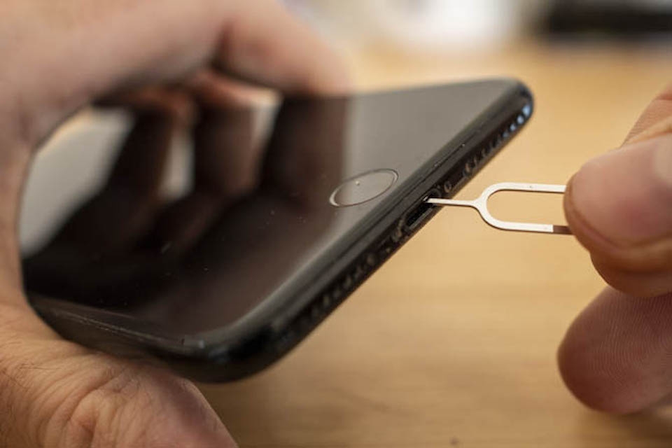 Cách vệ sinh iPhone ngay tại nhà với vài bước đơn giản Làm sạch các cổng kết nối.