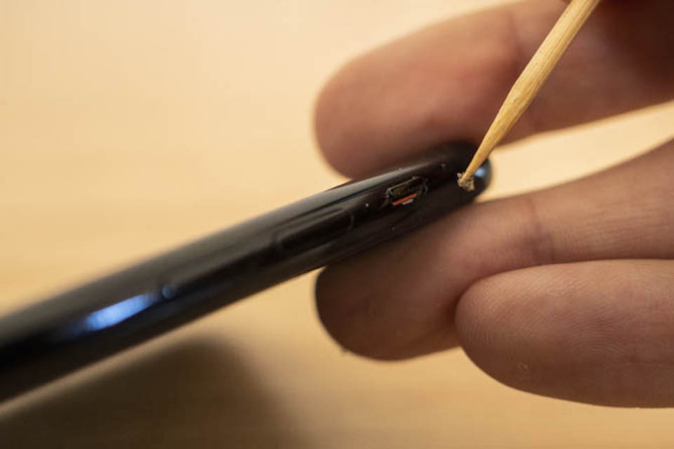 Cách vệ sinh iPhone ngay tại nhà với vài bước đơn giản Làm sạch thanh gạt bật/tắt âm lượng.