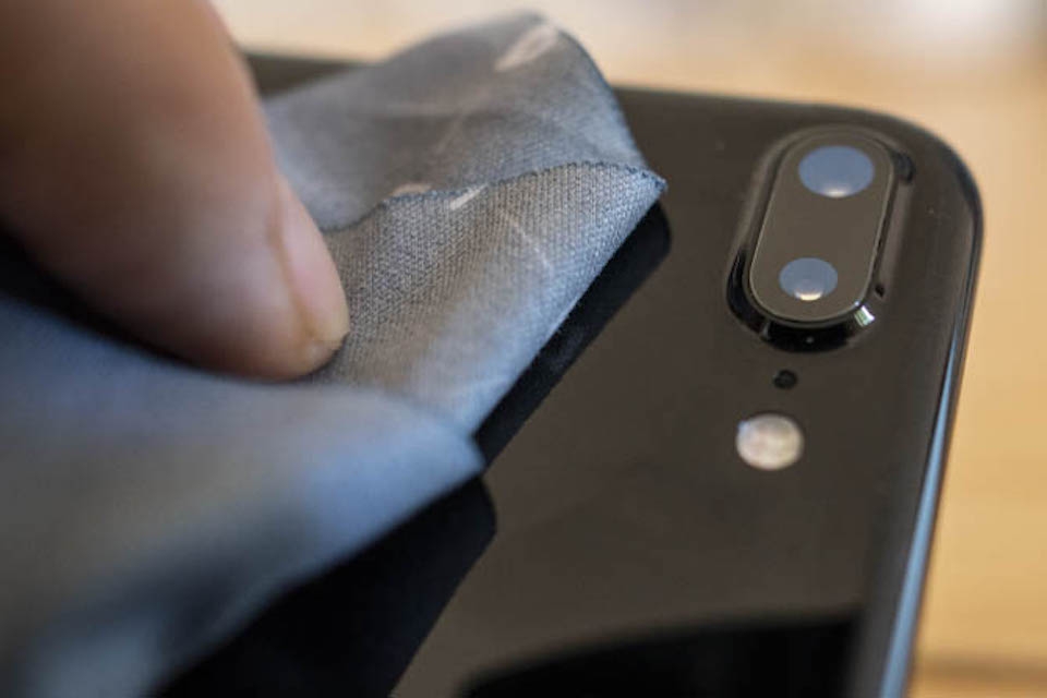 Cách vệ sinh iPhone ngay tại nhà với vài bước đơn giản Vệ sinh cảm biến vân tay, camera.