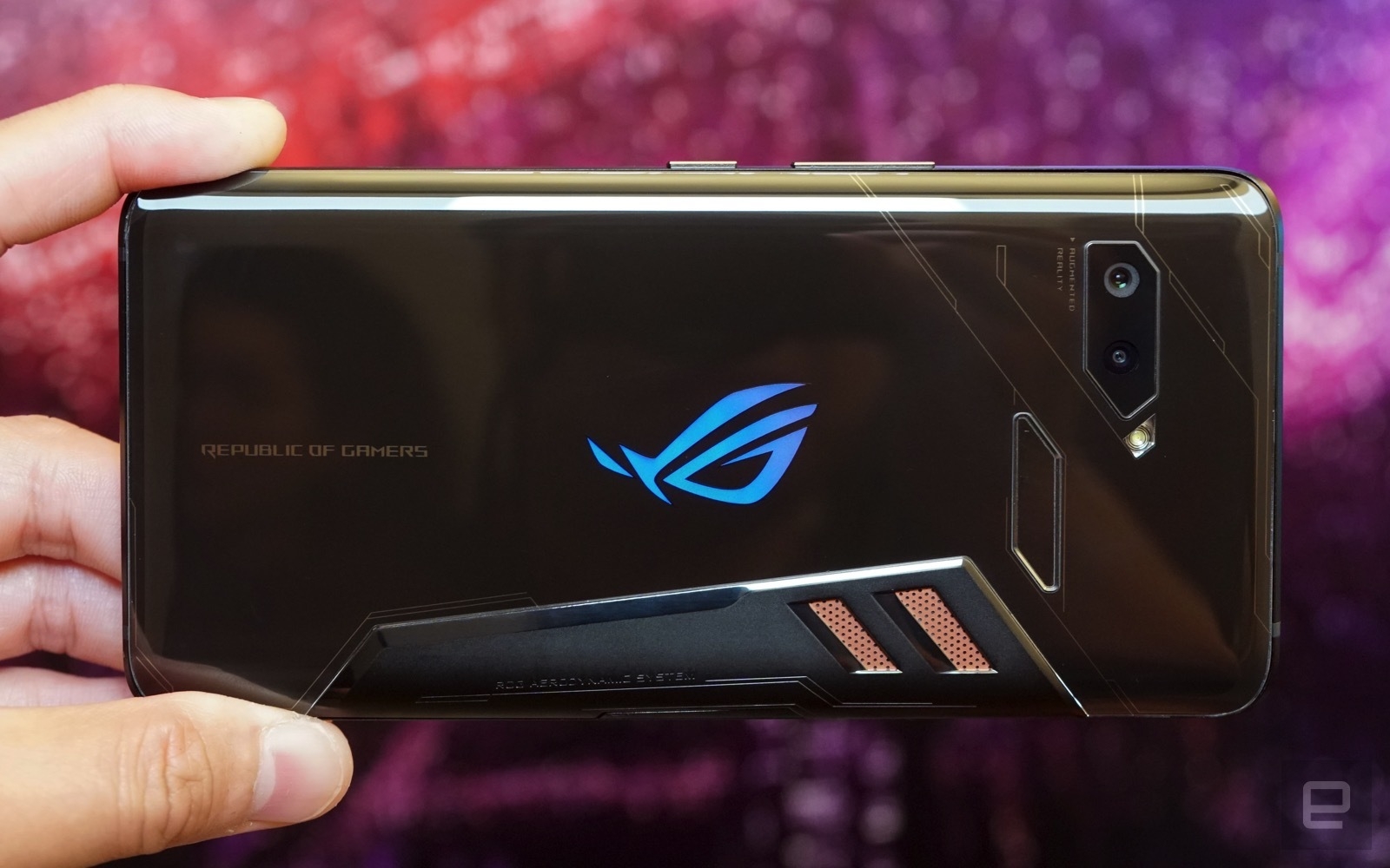 Hé lộ thời gian ra mắt của smartphone chuyên game Asus ROG 2