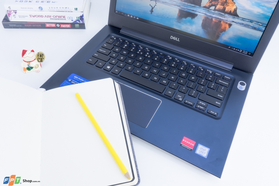 Cụm bàn phím hiện đại, bố trí tốt và độ nảy cao khi gõ