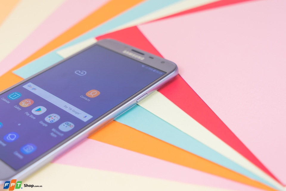 Trên tay Samsung Galaxy J4: Thiết kế thanh thoát, nhỏ gọn, màn hình 16:9 truyền thống Trên tay Samsung Galaxy J4: Thiết kế thanh thoát, nhỏ gọn, màn hình 16:9 truyền thống
