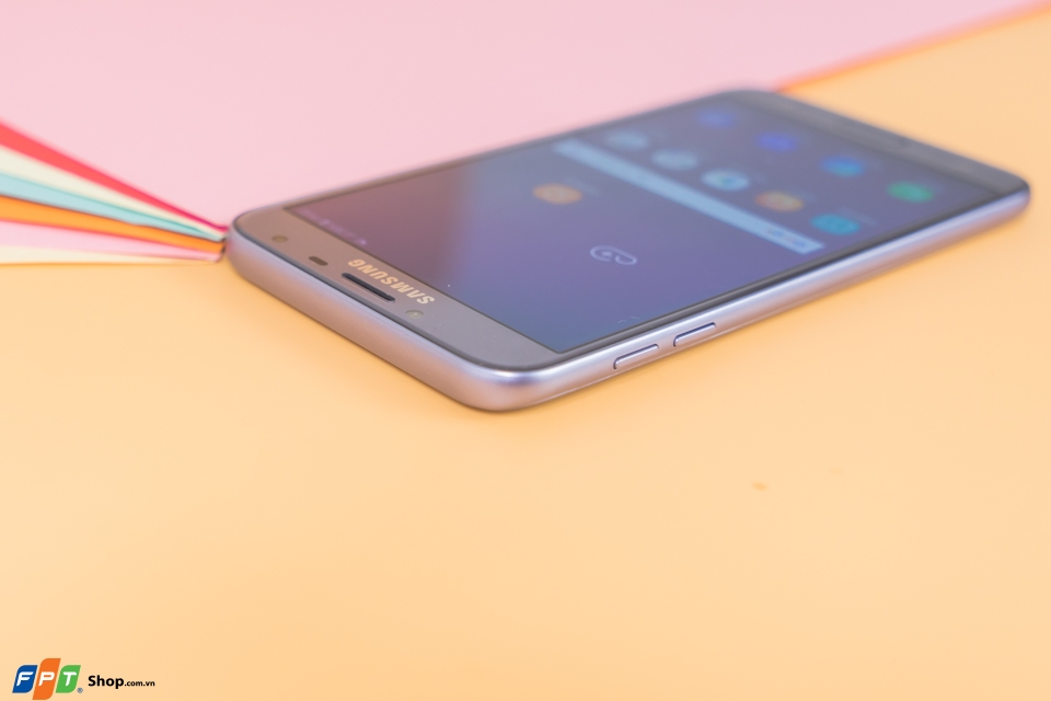 Trên tay Samsung Galaxy J4: Thiết kế thanh thoát, nhỏ gọn, màn hình 16:9 truyền thống Trên tay Samsung Galaxy J4: Thiết kế thanh thoát, nhỏ gọn, màn hình 16:9 truyền thống