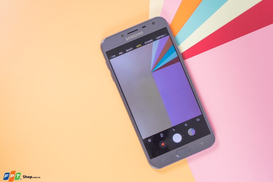 Trên tay Samsung Galaxy J4: Thiết kế thanh thoát, nhỏ gọn, màn hình 16:9 truyền thống Trên tay Samsung Galaxy J4: Thiết kế thanh thoát, nhỏ gọn, màn hình 16:9 truyền thống