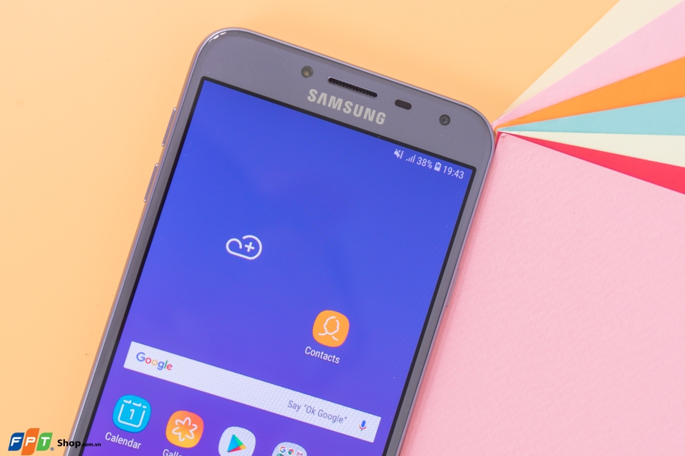 Trên tay Samsung Galaxy J4: Thiết kế thanh thoát, nhỏ gọn, màn hình 16:9 truyền thống Trên tay Samsung Galaxy J4: Thiết kế thanh thoát, nhỏ gọn, màn hình 16:9 truyền thống