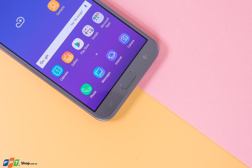 Trên tay Samsung Galaxy J4: Thiết kế thanh thoát, nhỏ gọn, màn hình 16:9 truyền thống Trên tay Samsung Galaxy J4: Thiết kế thanh thoát, nhỏ gọn, màn hình 16:9 truyền thống