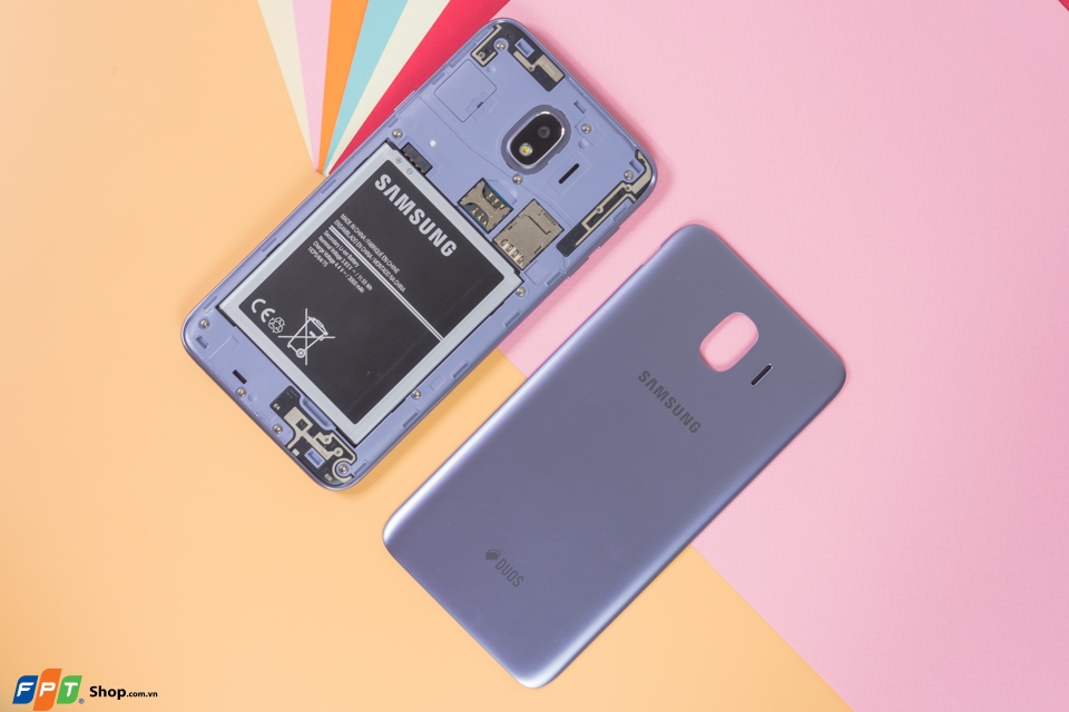 Trên tay Samsung Galaxy J4: Thiết kế thanh thoát, nhỏ gọn, màn hình 16:9 truyền thống Trên tay Samsung Galaxy J4: Thiết kế thanh thoát, nhỏ gọn, màn hình 16:9 truyền thống