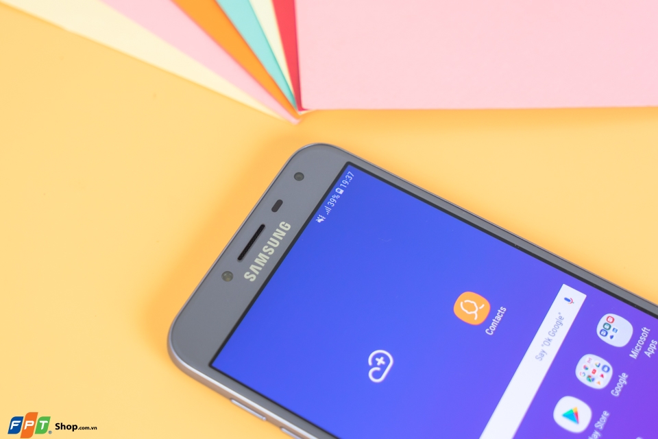 Trên tay Samsung Galaxy J4: Thiết kế thanh thoát, nhỏ gọn, màn hình 16:9 truyền thống Trên tay Samsung Galaxy J4: Thiết kế thanh thoát, nhỏ gọn, màn hình 16:9 truyền thống