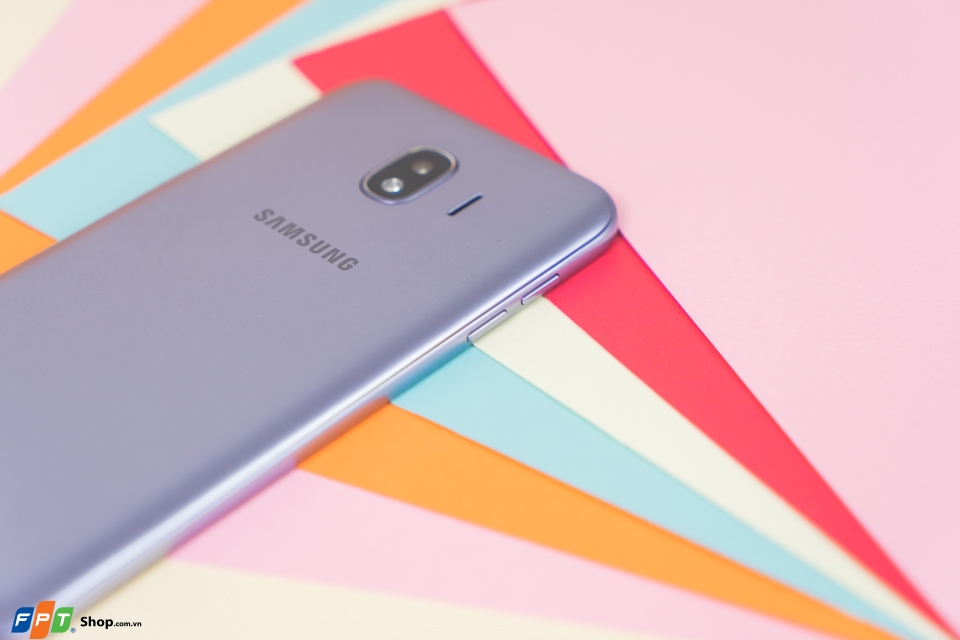 Trên tay Samsung Galaxy J4: Thiết kế thanh thoát, nhỏ gọn, màn hình 16:9 truyền thống Trên tay Samsung Galaxy J4: Thiết kế thanh thoát, nhỏ gọn, màn hình 16:9 truyền thống