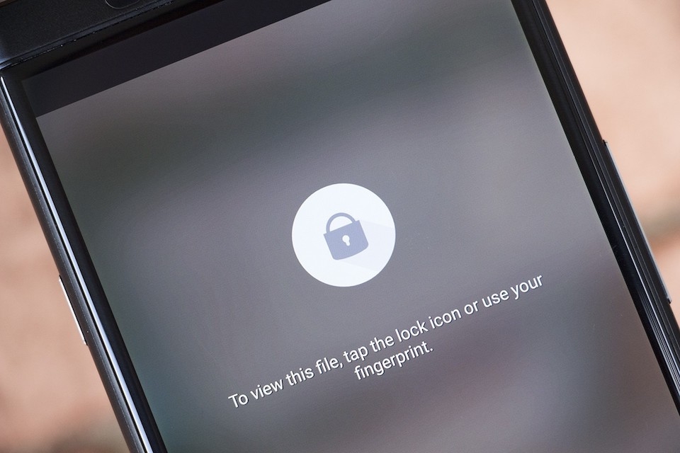Bảo vệ dữ liệu bằng Locker.