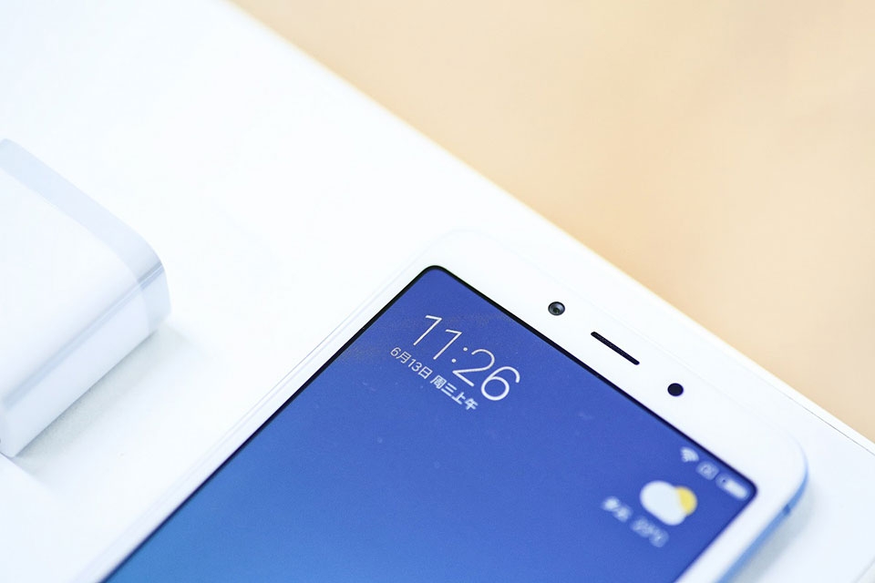 Trên tay Xiaomi Redmi 6 Trên tay Xiaomi Redmi 6