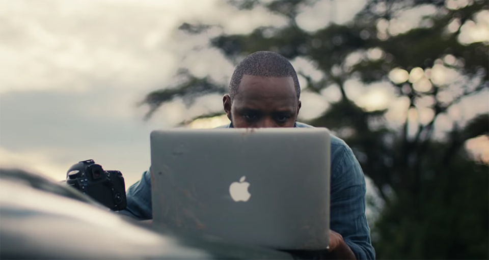 Nhiều thế hệ Macbook đã cùng xuất hiện trong video "Behind the Mac".