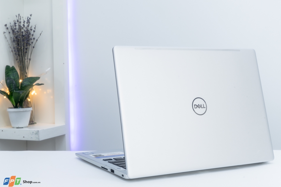 Dell Inspirion 7370 là một sản phẩm đáng tiền Dell Inspirion 7370 là một sản phẩm đáng tiền