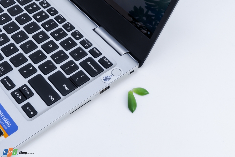 Dell Inspirion 7370 là một sản phẩm đáng tiền Dell Inspirion 7370 là một sản phẩm đáng tiền