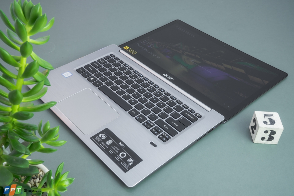 Thời lượng pin của máy lên đến 11 tiếng.