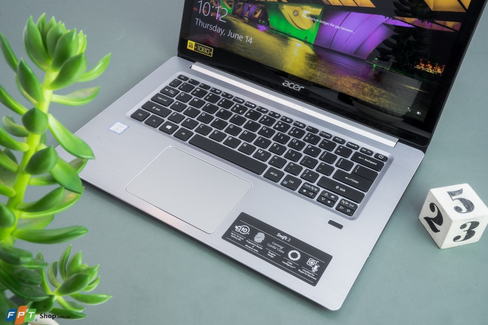 Trang bị sẵn cảm biến vân tay cùng hệ điều hành Windows 10 bản quyền.
